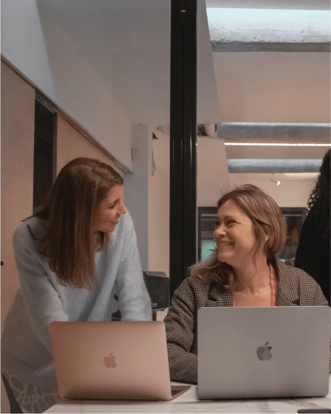 Equipo de Fresh People trabajando conjuntamente