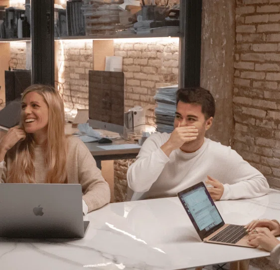 Equipo de Fresh People trabajando conjuntamente